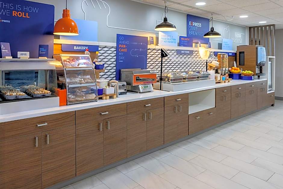 Holiday Inn Express Hotel & Suites Center Township By IHG