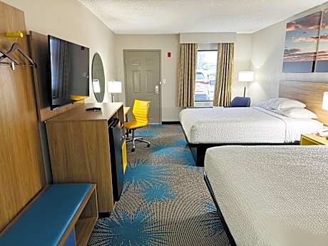 Queen Room with Two Queen Beds - Smoking