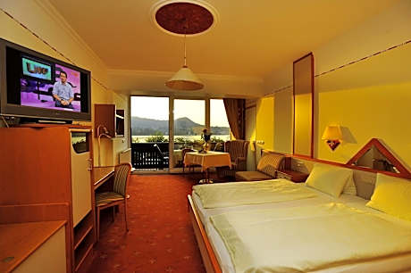 Family Room (2 Adults + 2 Children)