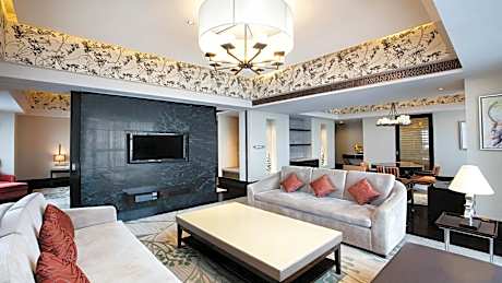 1King 1Bedroom Suite Mountain View Lounge Access