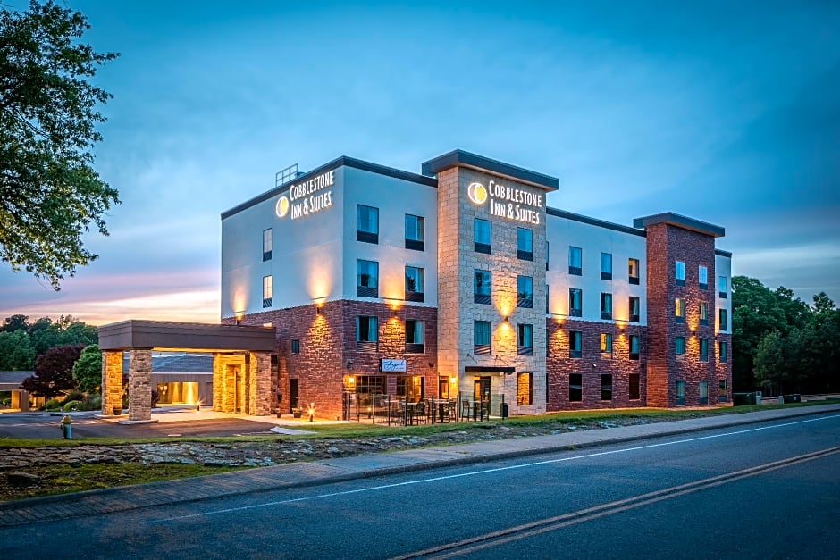 Cobblestone Inn & Suites  Fairfield Bay