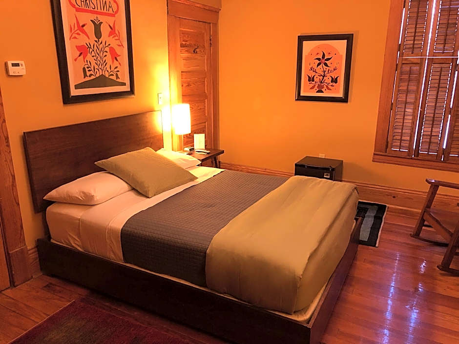 Photo 1 of 6 of 1 Queen Bed