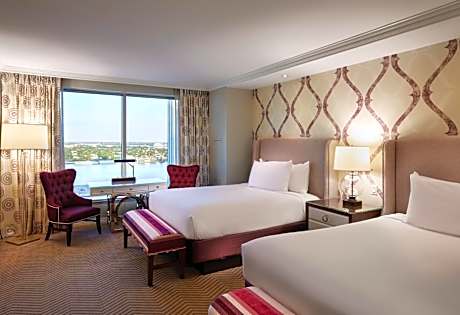 Harrah's Deluxe, Two Queens