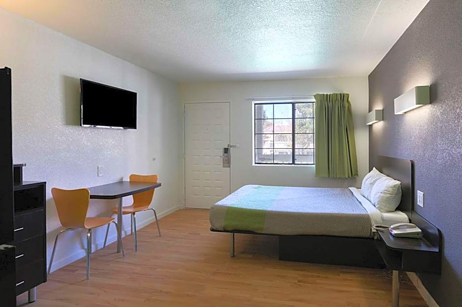 Studio 6-Barstow, CA