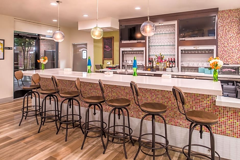 Holiday Inn and Suites Dallas-Addison By IHG