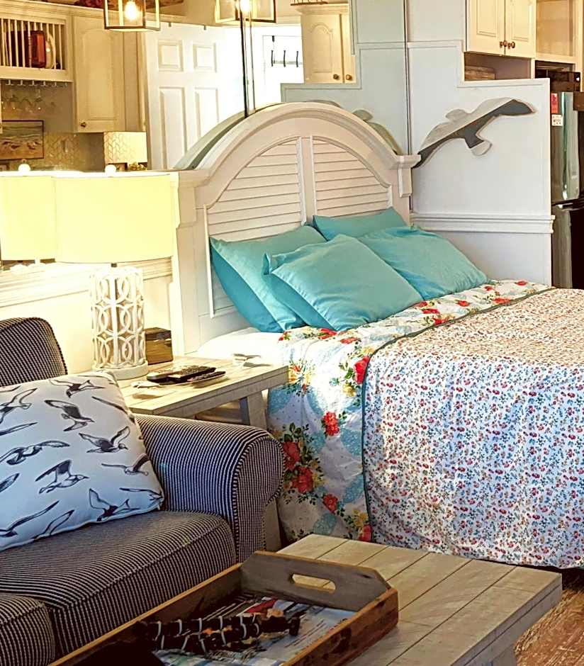 ON THE BEACH! COUPLES GETAWAY,HONEYMOON SWEET, Perfectly Cozy Beach Front Condo, full kitchen, pool, free parking,CHECK-IN AT DOOR