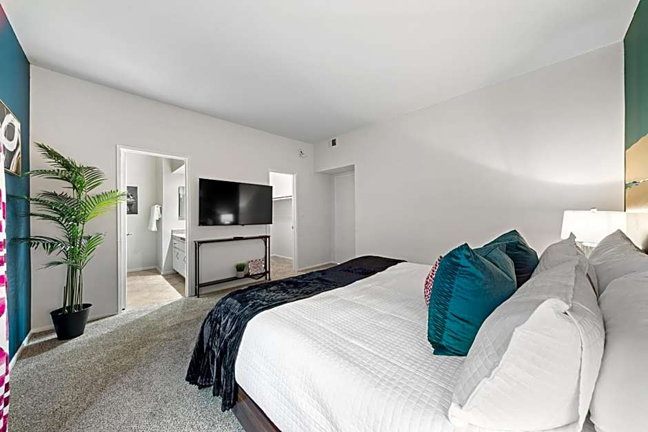 Beverly Hills Chic 2 bed 2bath with Patio and Parking 309