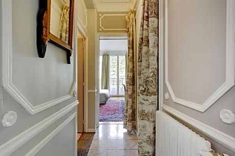 Suite junior avec balcon et vue sur Arc de Triomphe
