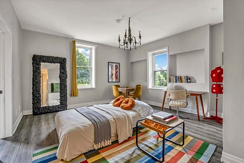 Chic Mid-Century Flat Downtown