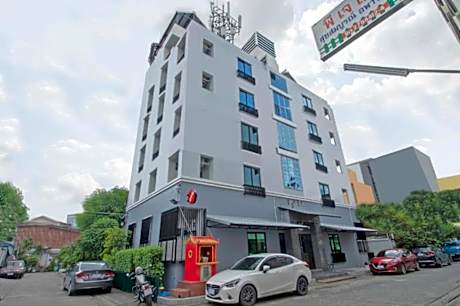 OYO 818 Suksomboon Residence