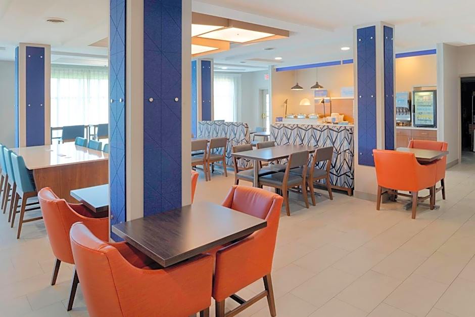 Holiday Inn Express Hotel & Suites Fort Atkinson By IHG