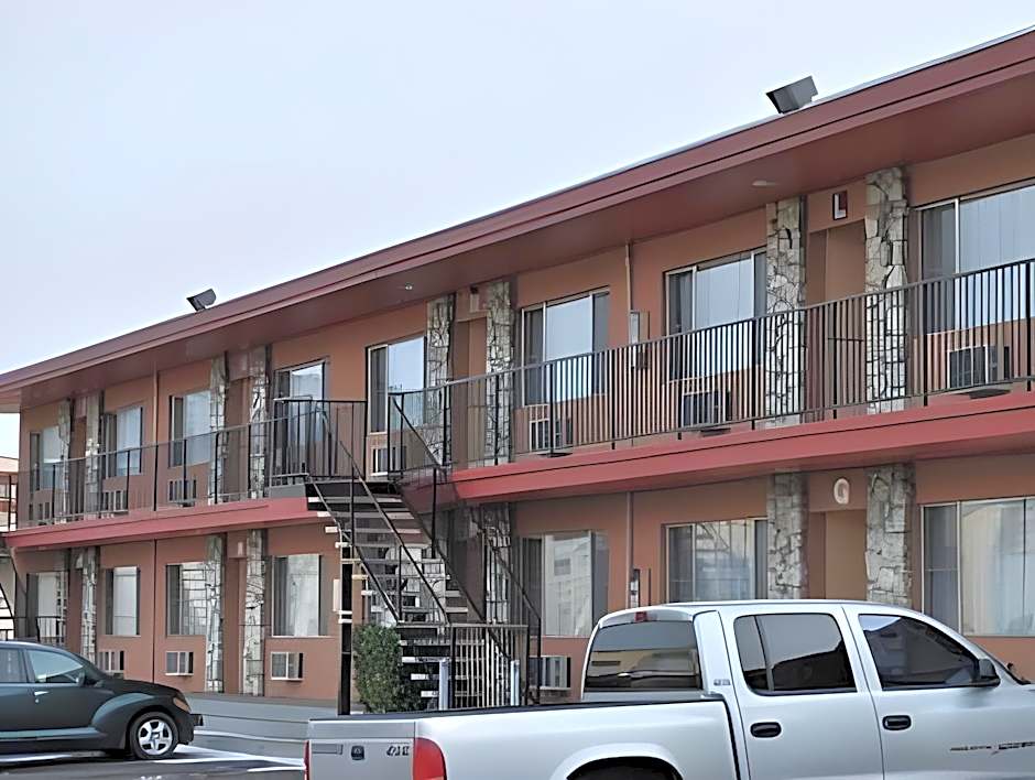 Maverick Motel - Modern Renovated Motel
