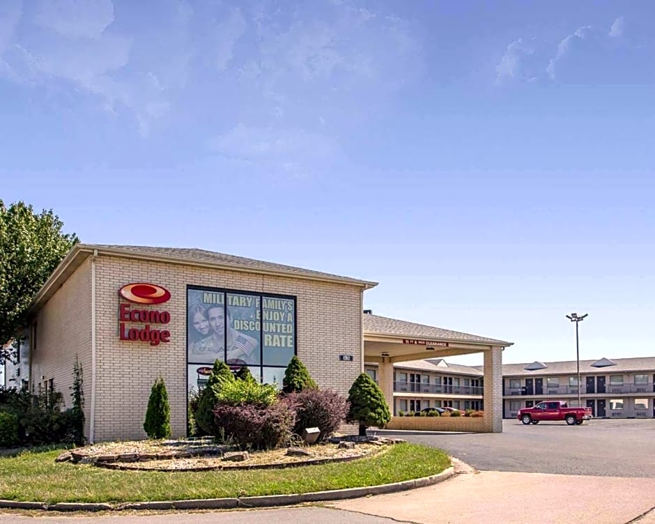 Photo 1 of 32 of Econo Lodge St. Robert