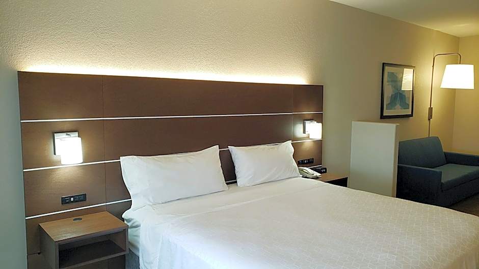 Photo 1 of 4 of 1 King Bed with Sofabed Suite, Jetted Tub