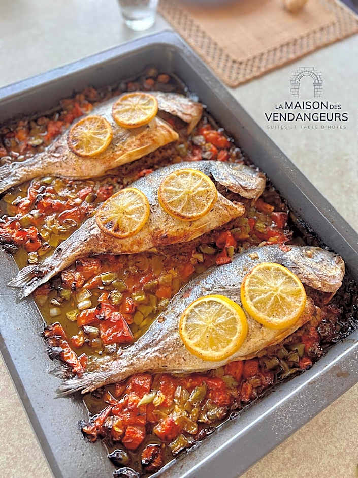 La Maison des Vendangeurs - TABLE D'HÔTES le soir du jeudi au dimanche- Jacuzzi - Balnéo SPA - ACCES PISCINE pour toutes les chambres sauf STUDIO COQUET- Piscine de mai à mi-octobre