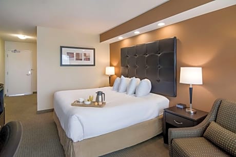 King Room with Roll-In Shower - Mobility Accessible/Non-Smoking