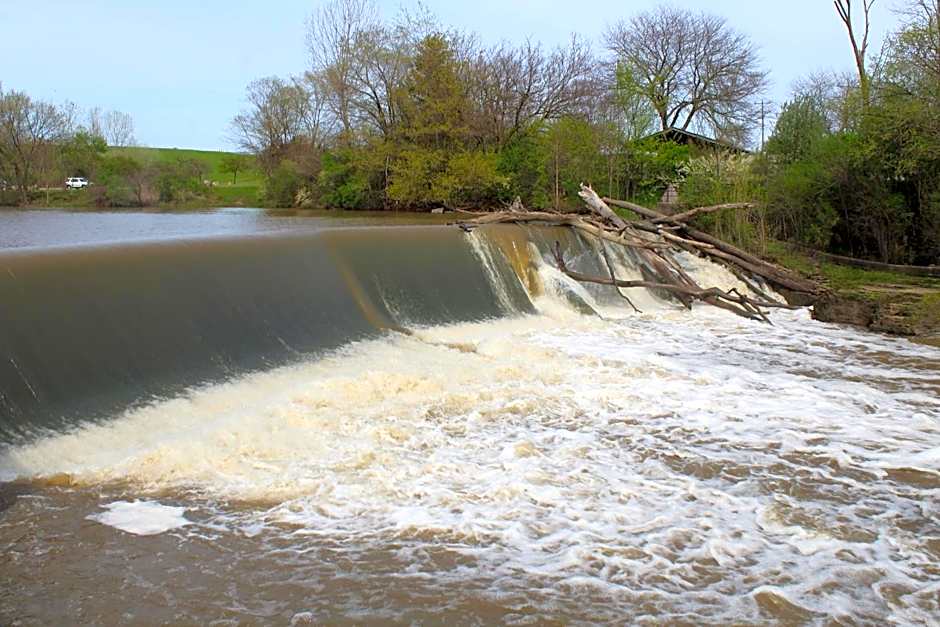 Travelodge by Wyndham Water's Edge Hotel - Racine