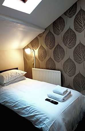 Single Room with Private Bathroom (1st Floor)