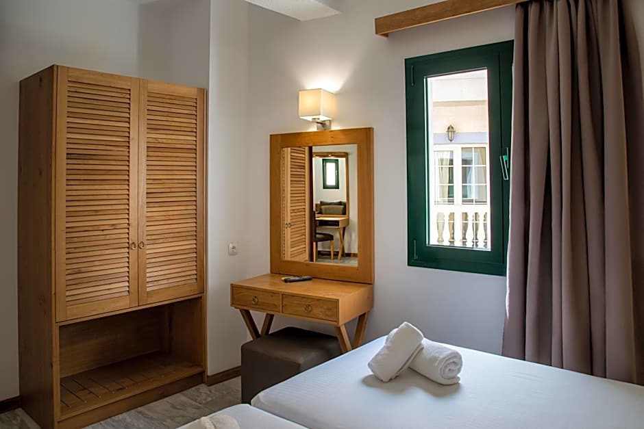 Elmi Beach Hotel & Suites