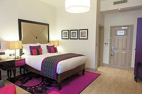 Premium Queen Room with Extra Bed