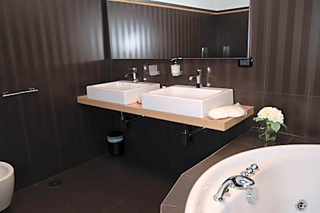 King Suite with Spa Bath