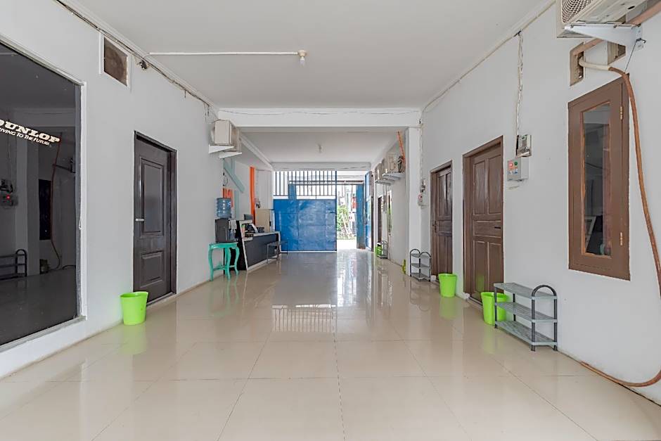 RedDoorz @ Jalan Otista Karawang