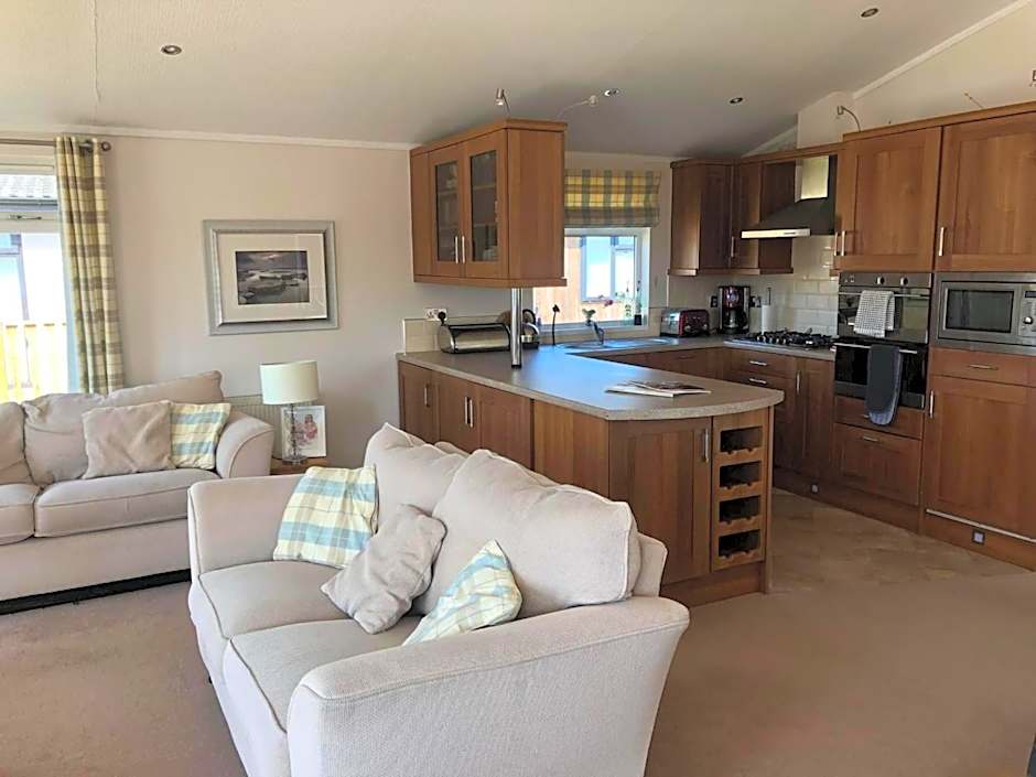 Gressingham 9 - South Lakes Leisure Village - lodge on the lake