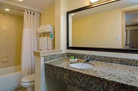Disability Access/ Parking & Pool View with Two Queen Beds- Main Building