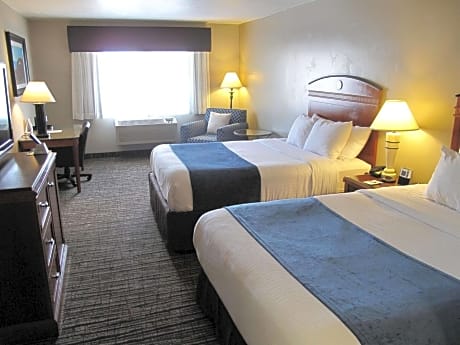 Queen Room with Two Queen Beds and Mobility Accessible Tub