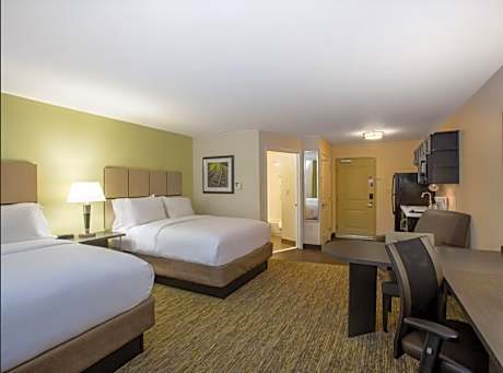2 Queen Beds Studio Suite Comm Access