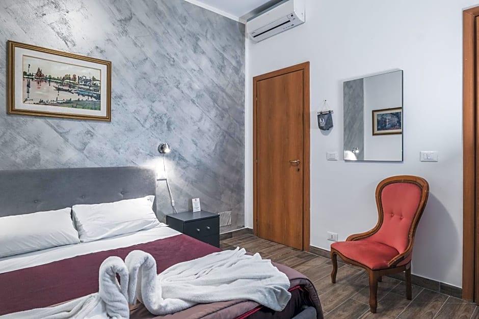 Bulldog Station Apartments with private WC, AC, TV