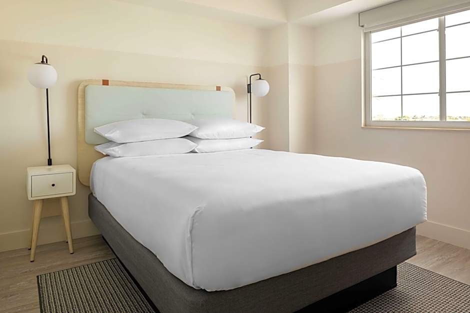 Hampton by Hilton Grand Cayman Seven Mile Beach