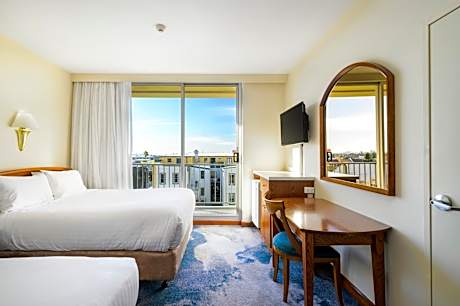 Queen and Single Room with City View and Balcony