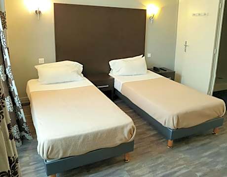 Twin Room with Street View