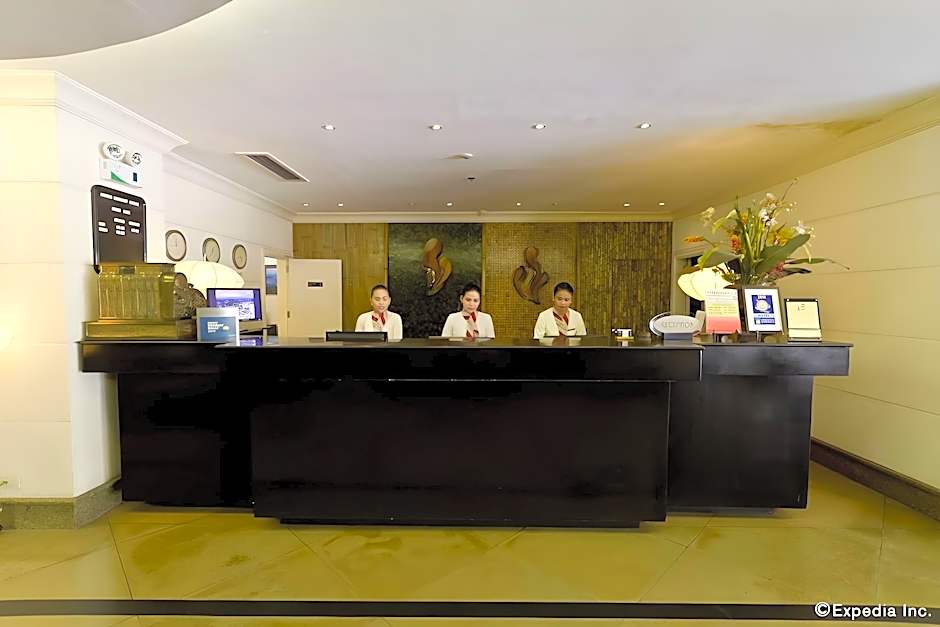 Crown Regency Suites Mactan
