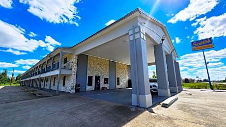 Scottish Inn & Suites