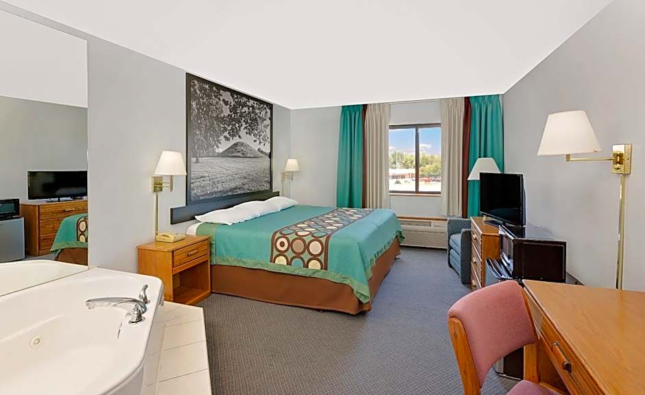 Super 8 by Wyndham Macomb