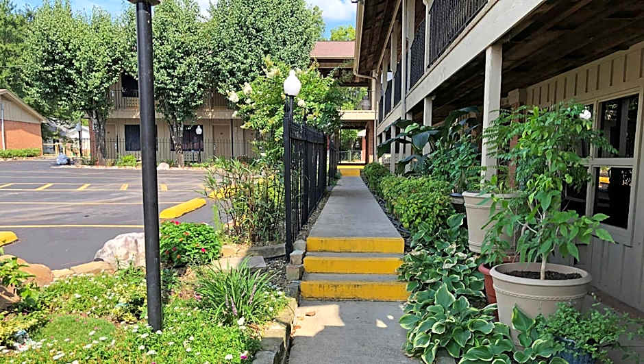 Charles Wesley Motor Lodge Broken Bow