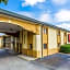 Econo Lodge Inn & Suites East