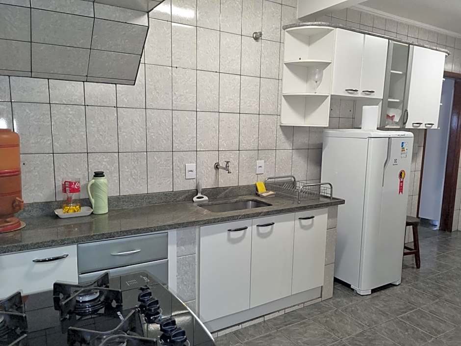 Casa com dois quartos,dois banheiros,sendo uma suíte,sala de estar cozinha e garagem