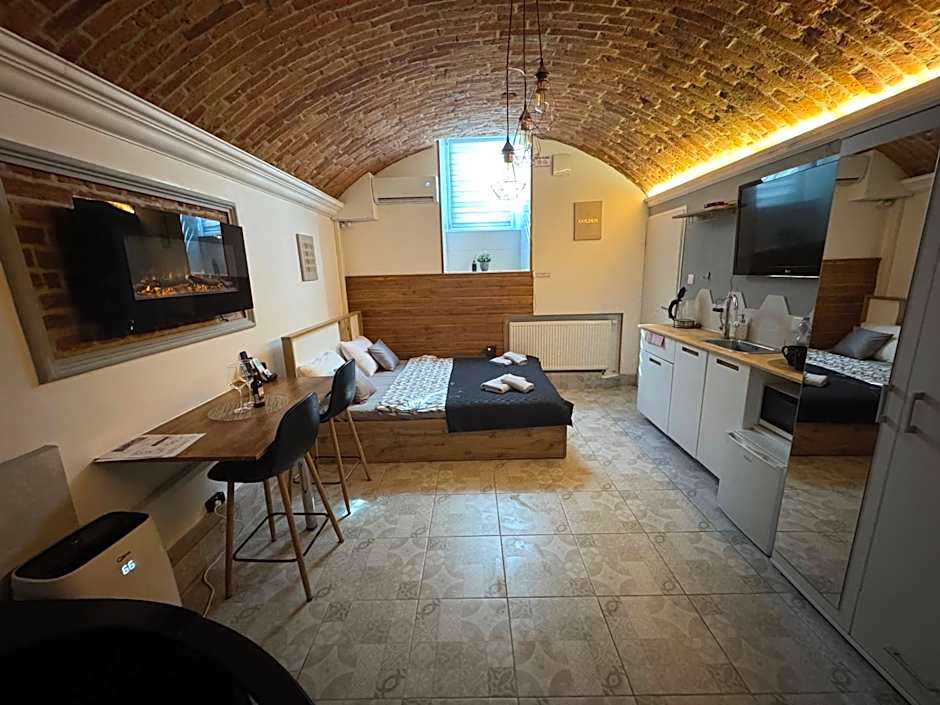 UNDERGROUND Jacuzzi Rooms
