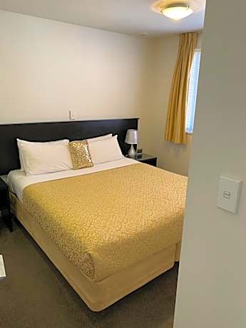 One-Bedroom Apartment with Shower