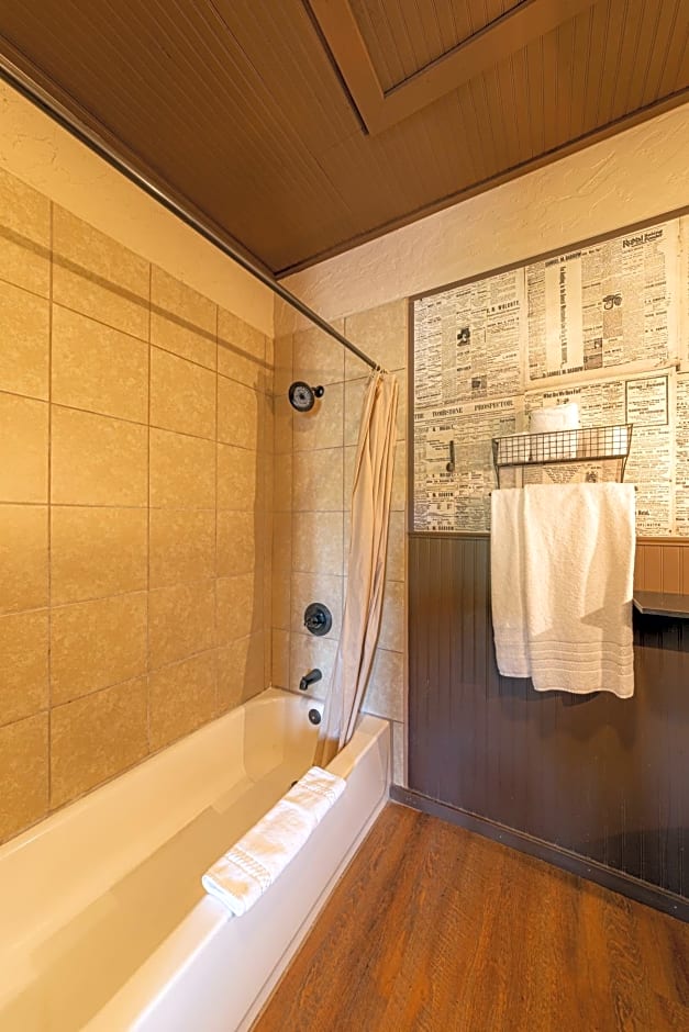-Pet Friendly- Miners Cabin #5 -Two Double Beds - Private Balcony