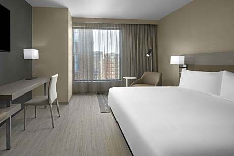 King Neighborhood View, Guest room, 1 King (Mobility &amp; Hearing Accessible w/ Roll-in Shower)
