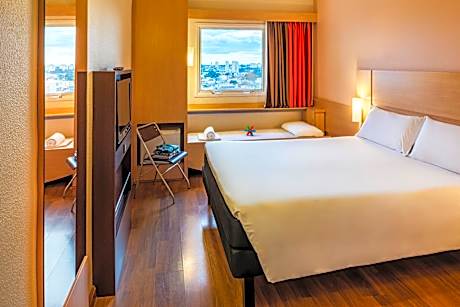 Standard Double Room with One Child Bed