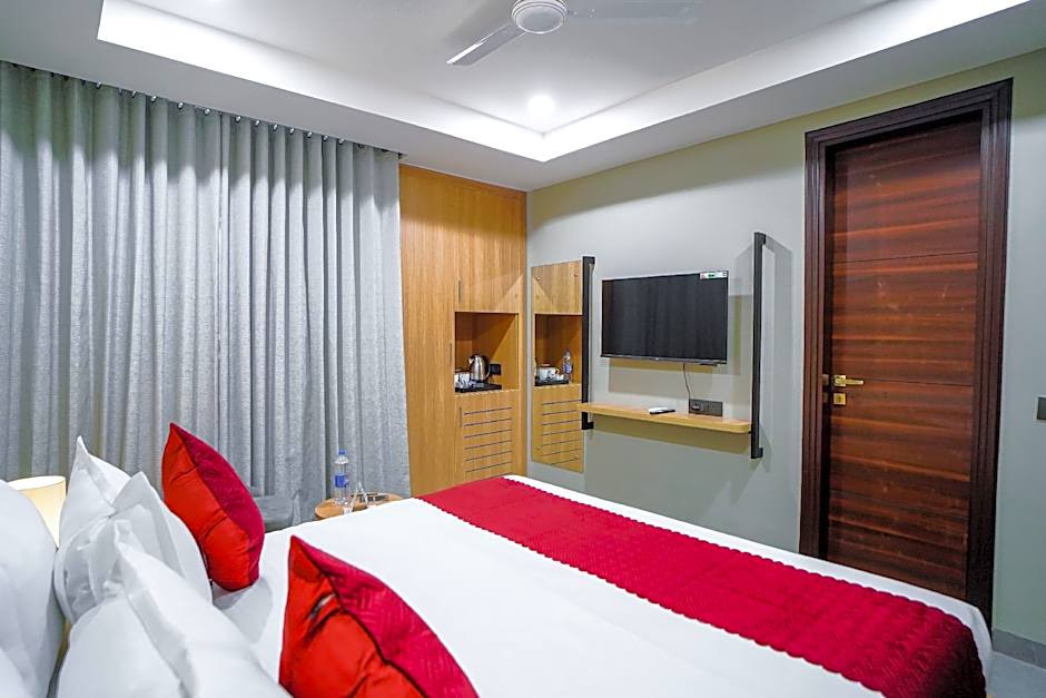 Saltstayz Select - Golf Course Road & Sector 57