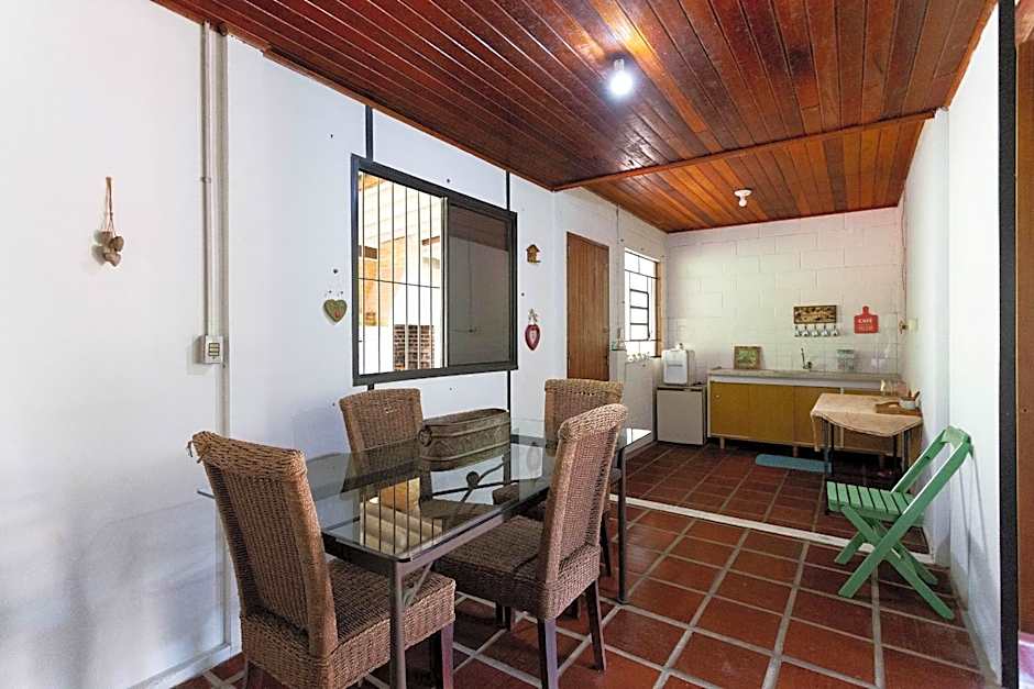 Sítio com piscina, área arborizada e lazer