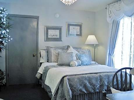 Deluxe Queen Room with Fireplace