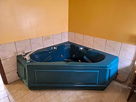 King Suite with Bath Tub - Mobility Accessible/Non-Smoking