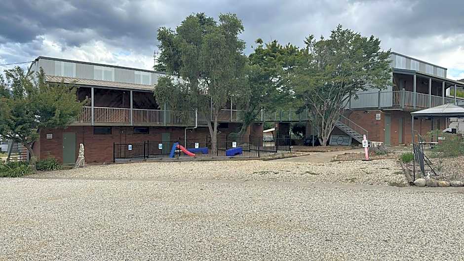 Mountain Creek Motel Bar & Restaurant